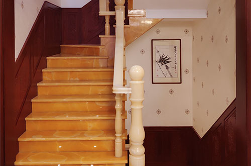 常平镇中式别墅室内汉白玉石楼梯的定制安装装饰效果